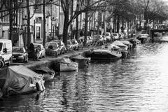 Boten langs de kanalen van Amsterdam worden vastgelegd dat royalty-vrije stock fotografie Boten langs de kanalen van Amsterdam worden vastgelegd dat royalty-vrije stock fotografie