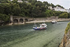 Boten op estuarium in Looe in Cornwall royalty-vrije stock foto's Boten op estuarium in Looe in Cornwall royalty-vrije stock foto's