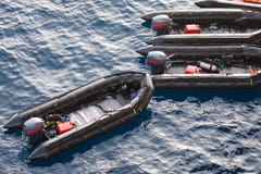 Botes salvavidases en el mar para la gente de la ayuda y de la ayuda Botes de salvamento en el mar, barco de goma con el motor Imagenes de archivo Botes salvavidases en el mar para la gente de la ayuda y de la ayuda Botes de salvamento en el mar, barco de goma con el motor Imagenes de archivo
