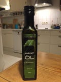 Bottiglia dell'olio di canapa di Natrea immagini stock libere da diritti Bottiglia dell'olio di canapa di Natrea immagini stock libere da diritti