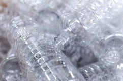 Bottiglia Produzione industriale delle bottiglie di plastica dell'animale domestico Linea della fabbrica per le bottiglie fabbric fotografia stock libera da diritti Bottiglia Produzione industriale delle bottiglie di plastica dell'animale domestico Linea della fabbrica per le bottiglie fabbric fotografia stock libera da diritti