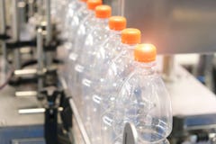 Bottiglia Produzione industriale delle bottiglie di plastica dell'animale domestico Linea della fabbrica per le bottiglie fabbric fotografie stock libere da diritti Bottiglia Produzione industriale delle bottiglie di plastica dell'animale domestico Linea della fabbrica per le bottiglie fabbric fotografie stock libere da diritti