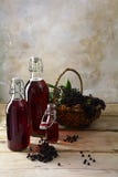 Bottiglie con il succo rosso dalle bacche di sambuco nere & da x28; Nig del Sambucus fotografie stock Bottiglie con il succo rosso dalle bacche di sambuco nere & da x28; Nig del Sambucus fotografie stock