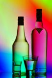 Bottiglie del liquore e vetri di colpo Fotografie Stock Libere da Diritti Bottiglie del liquore e vetri di colpo Fotografie Stock Libere da Diritti