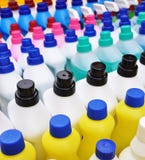 Bottiglie detergenti di plastica - prodotti di pulizia Fotografia Stock Bottiglie detergenti di plastica - prodotti di pulizia Fotografia Stock