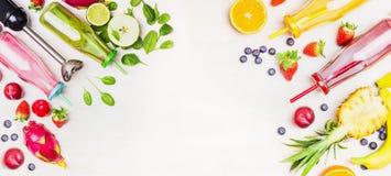 Bottiglie variopinte del frullato con gli ingredienti ed il miscelatore freschi su fondo di legno bianco, vista superiore, insegn Fotografie Stock Bottiglie variopinte del frullato con gli ingredienti ed il miscelatore freschi su fondo di legno bianco, vista superiore, insegn Fotografie Stock
