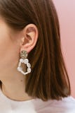 Boucles d'oreille sur le coup d'oreilles photo libre de droits Boucles d'oreille sur le coup d'oreilles photo libre de droits