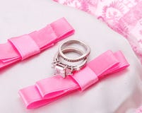 Boucles de mariage sur la proue rose d'isolement sur le blanc images stock Boucles de mariage sur la proue rose d'isolement sur le blanc images stock