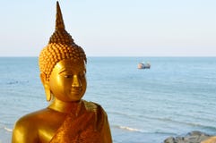 Bouddha d'or à la mer photos libres de droits Bouddha d'or à la mer photos libres de droits