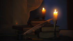 Bougie de laps de temps et vieux livres à la nuit Fermez-vous vers le haut de la vue Évaluation cinématographique de couleur clips vidéos Bougie de laps de temps et vieux livres à la nuit Fermez-vous vers le haut de la vue Évaluation cinématographique de couleur clips vidéos