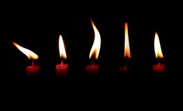Bougie légère de flamme brûlant brillamment photo libre de droits Bougie légère de flamme brûlant brillamment photo libre de droits