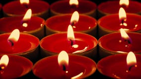 Bougies rouges dans l'obscurité Bougies rouges dans l'obscurité