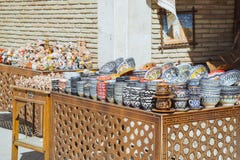 Boukhara, l'Ouzb?kistan - 13 mars 2019 : Boutique de cadeaux nationale de souvenirs et d'Ouzb?kistan ? Boukhara Magasin en c?rami photo libre de droits Boukhara, l'Ouzb?kistan - 13 mars 2019 : Boutique de cadeaux nationale de souvenirs et d'Ouzb?kistan ? Boukhara Magasin en c?rami photo libre de droits