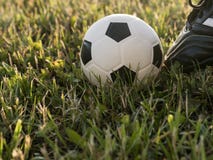 Boule au début d'un jeu du football ou de football Lumière naturelle de coucher du soleil Fond d'herbe images stock Boule au début d'un jeu du football ou de football Lumière naturelle de coucher du soleil Fond d'herbe images stock