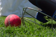 Boule de casque et de cricket sur une herbe verte Macro tir des équipements de cricket photo stock Boule de casque et de cricket sur une herbe verte Macro tir des équipements de cricket photo stock