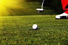 boule de golf dans le terrain de golf image libre de droits boule de golf dans le terrain de golf image libre de droits