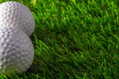 Boule de golf deux sur l'herbe images libres de droits Boule de golf deux sur l'herbe images libres de droits