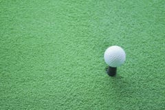 Boule de golf sur la pièce en t prête à être tiré à un drivingrange images libres de droits Boule de golf sur la pièce en t prête à être tiré à un drivingrange images libres de droits