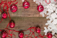 Boule et rubans rouges de Noël sur le fond en bois près du pin blanc de flocon de neige Invitation d'an neuf Vue Vue supérieure Photos stock Boule et rubans rouges de Noël sur le fond en bois près du pin blanc de flocon de neige Invitation d'an neuf Vue Vue supérieure Photos stock