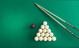 Boules de billard russes, queue, triangle, craie sur une table image libre de droits Boules de billard russes, queue, triangle, craie sur une table image libre de droits