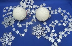 Boules de décorations de Noël blanches, étoiles argentées, flocons de neige, fond bleu images stock Boules de décorations de Noël blanches, étoiles argentées, flocons de neige, fond bleu images stock