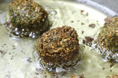 Boules de Falafel faisant frire dans la casserole image libre de droits Boules de Falafel faisant frire dans la casserole image libre de droits