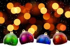 Boules de Noël dans la neige sur un bokeh de fond illustration de vecteur Boules de Noël dans la neige sur un bokeh de fond illustration de vecteur