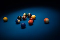 Boules de piscine dispersées sur une table de billard images libres de droits Boules de piscine dispersées sur une table de billard images libres de droits