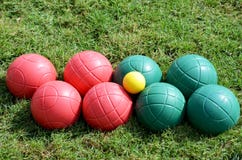 Boules op gras wordt geplaatst dat stock fotografie Boules op gras wordt geplaatst dat stock fotografie