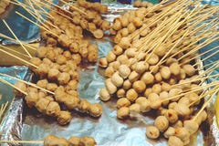 Boulette de viande cuite à la friteuse avec la nourriture thaïlandaise de rue de bâtons images stock Boulette de viande cuite à la friteuse avec la nourriture thaïlandaise de rue de bâtons images stock