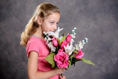 Bouquet blond gentil de fille des fleurs images libres de droits Bouquet blond gentil de fille des fleurs images libres de droits