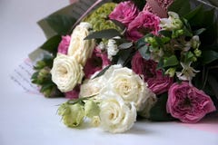 Bouquet d'anniversaire de fleur, sur un fond blanc photo stock Bouquet d'anniversaire de fleur, sur un fond blanc photo stock