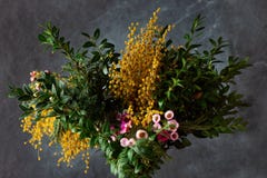 Bouquet de ressort avec la mimosa et les fleurs roses photos libres de droits Bouquet de ressort avec la mimosa et les fleurs roses photos libres de droits