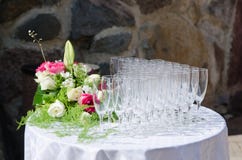 Bouquet des fleurs et des verres de vin pour un mariage photo libre de droits Bouquet des fleurs et des verres de vin pour un mariage photo libre de droits