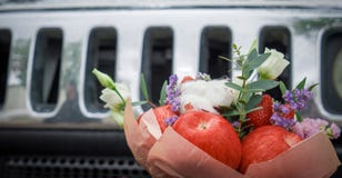 Bouquet des fleurs et du fruit photographie stock libre de droits Bouquet des fleurs et du fruit photographie stock libre de droits