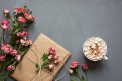 Bouquet des roses roses de buisson, du cadeau pour des femmes et de la tasse de café sur le fond gris chic minable, point de vue Photos stock Bouquet des roses roses de buisson, du cadeau pour des femmes et de la tasse de café sur le fond gris chic minable, point de vue Photos stock