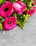 Bouquet des roses et des gerbers roses images libres de droits Bouquet des roses et des gerbers roses images libres de droits