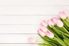 Bouquet des tulipes roses sur le fond en bois blanc image stock Bouquet des tulipes roses sur le fond en bois blanc image stock