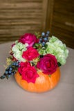 Bouquet lumineux d'automne dans un potiron sur le fond foncé images libres de droits Bouquet lumineux d'automne dans un potiron sur le fond foncé images libres de droits
