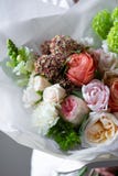 Bouquet riche chic des fleurs, décoration de luxe, travail habile d'un fleuriste photographie stock libre de droits Bouquet riche chic des fleurs, décoration de luxe, travail habile d'un fleuriste photographie stock libre de droits