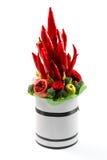 Bouquet unique se composant du paprika, le brocoli, les pommes et d'autres légumes et fruits comme cadeau sur un fond blanc images stock Bouquet unique se composant du paprika, le brocoli, les pommes et d'autres légumes et fruits comme cadeau sur un fond blanc images stock