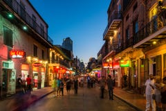 Bourbongata New Orleans på skymning arkivfoton Bourbongata New Orleans på skymning arkivfoton