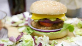 Bourdonnez dedans de hors focale sur l'hamburger avec des fritures sur la table en bois banque de vidéos Bourdonnez dedans de hors focale sur l'hamburger avec des fritures sur la table en bois banque de vidéos