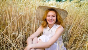 Bourdonnez dedans de la jeune femme d'une chevelure rouge romantique souriant à la caméra dans le domaine de blé clips vidéos Bourdonnez dedans de la jeune femme d'une chevelure rouge romantique souriant à la caméra dans le domaine de blé clips vidéos