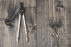 Boussole d'ingénierie sur une surface en bois dans la vue supérieure Photographie stock libre de droits Boussole d'ingénierie sur une surface en bois dans la vue supérieure Photographie stock libre de droits