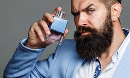 Bouteille de cologne de mode Le mâle barbu préfère l'odeur chère de parfum Parfum d'homme, parfum Parfum masculin et image libre de droits Bouteille de cologne de mode Le mâle barbu préfère l'odeur chère de parfum Parfum d'homme, parfum Parfum masculin et image libre de droits