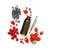 Bouteille de fraises, framboises, jus de myrtilles d'isolement sur le blanc Image stock Bouteille de fraises, framboises, jus de myrtilles d'isolement sur le blanc Image stock