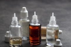 Bouteille de liquide de cigarettes d'E images libres de droits Bouteille de liquide de cigarettes d'E images libres de droits