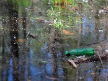 Bouteille en plastique dans un étang photos libres de droits Bouteille en plastique dans un étang photos libres de droits