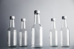 Bouteille en verre vide de cocoktail avec l'ensemble blanc de maquette de chapeau photographie stock Bouteille en verre vide de cocoktail avec l'ensemble blanc de maquette de chapeau photographie stock
